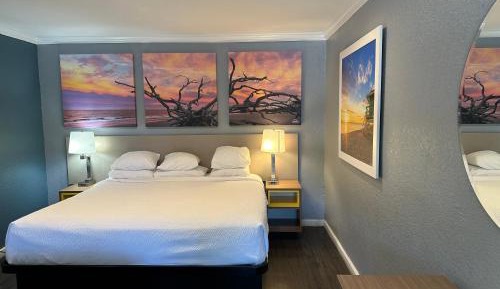 Room with One King and Two Double Beds with Bath Tub - Mobility Accessible/Non-Smoking