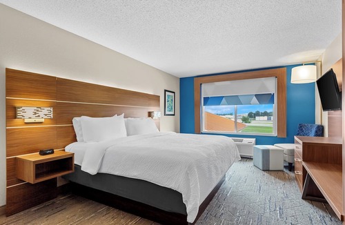 Vandalia Hotel | Holiday Inn Express & Suites Vandalia by IHG