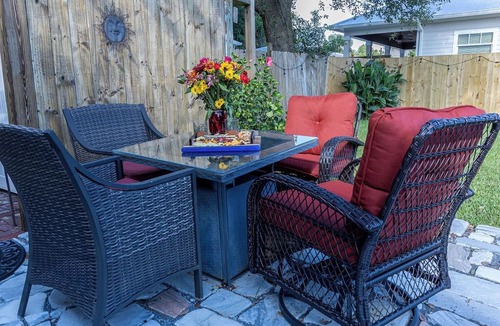 Old East Hill Apartment | Romantic Cottage Guest Suite with Private Boutique Garden/Downtown