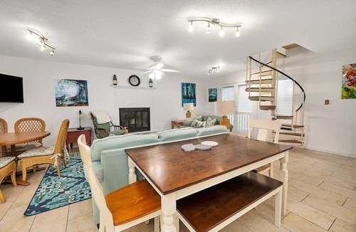 Saint Simons Island Apartment | Ocean Tabby | St. Simons Island Village Condo Near Pier & Beach