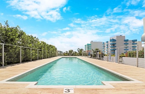 South Pointe Apartment | Roami at 250 Collins | Pool | Next to Beach