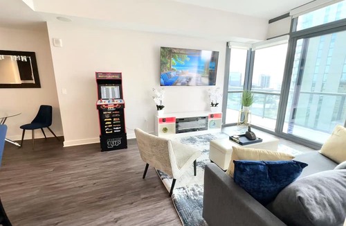 North Buckhead Apartment | Luxury 3BR Buckhead Penthouse/Pool/Balcony/Walk to Lenox,Phipps Plaza & Marta