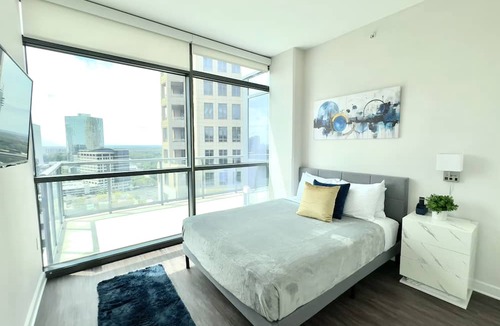 North Buckhead Apartment | Luxury 3BR Buckhead Penthouse/Pool/Balcony/Walk to Lenox,Phipps Plaza & Marta