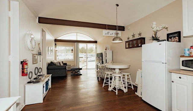 Waterfront Condo-Shop-Kayak-Beach-Bike-Boat-Restaurants-Outdoor Heated Pool-Fun