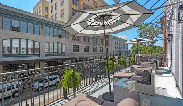 Fabu Posh B ~ Luxe Historic Palafox Balcony 1 BR