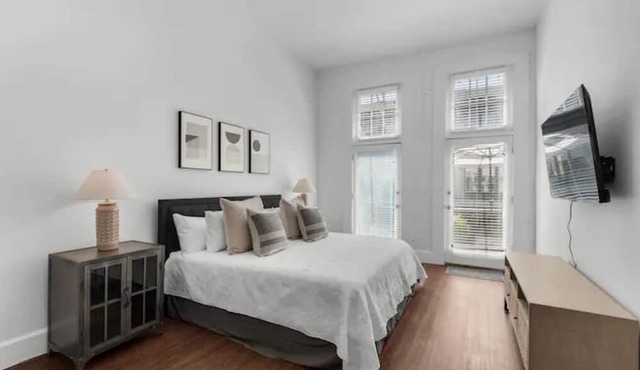 Luxe Historic 2 BR Palafox Balcony Overlook ~ Fabu Posh A