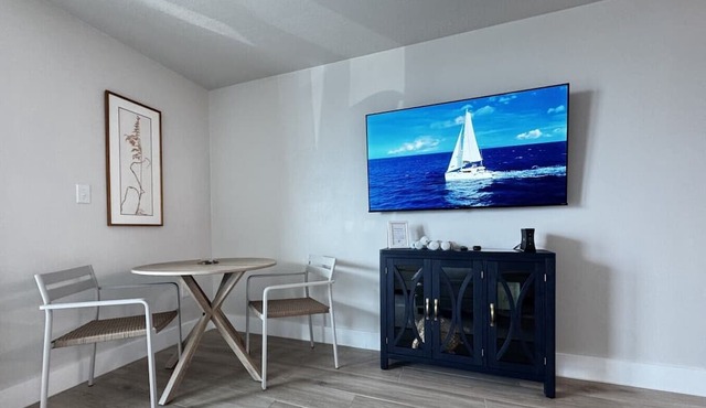 Sabine 1E Couples Getaway Freshly Remodeled- Brand New Everything!