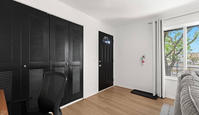 Relaxing 1BR Retreat | King Bed | Royal Oak