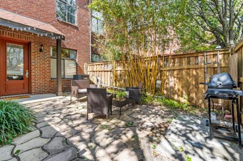 Hip & vibrant townhome near downtown with private patio grill AC and WiFi