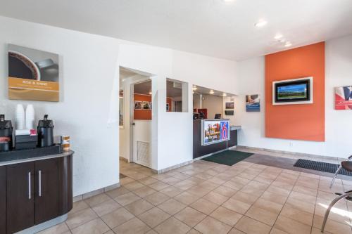 Travelodge by Wyndham Lansing